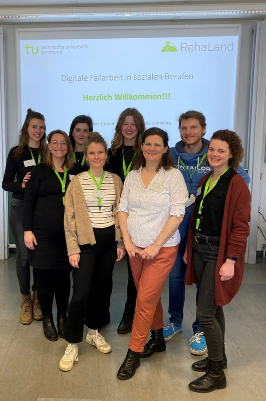 Mitarbeitende und studentische Hilfskräfte des RehaLand-Projekts (von links nach rechts): B.Sc. Valerie Garcia Vogt, Dr. Michélle Möhring, M.Ed. Michelle Grengel, B.A. Marie-Christin Lueg, Elena Anna Griwatz, Dr. Nadine Elstrodt-Wefing, B.A. Frederik Winkelkotte, B.A. Lisa Kathrin Schirrmacher