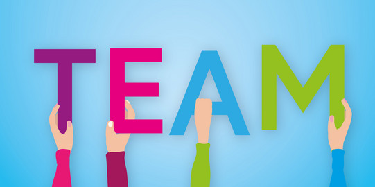 Bunter Schriftzug "Team" auf blauem Hintergrund