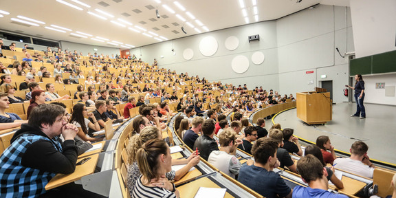 Vorlesung Hörsaal Studierende sitzen in einer Vorlesung im Hörsaal.