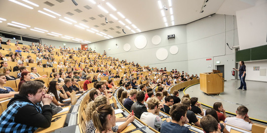 Studierende sitzen in einer Vorlesung im Hörsaal. 