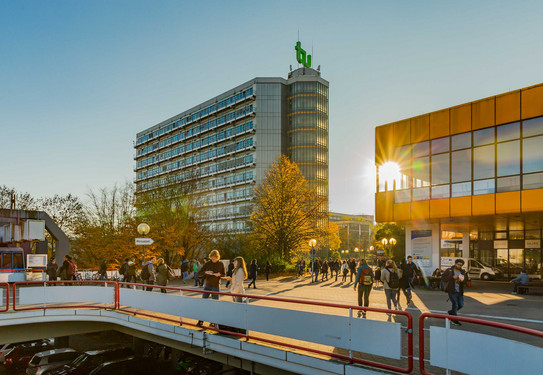 TU Dortmund im Herbst Die Gebäude des Campus Nord im Sonnenschein.