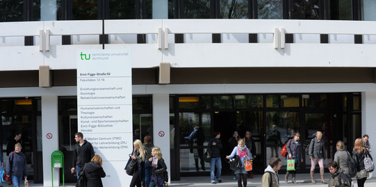 Emil-Figge-Straße 50 Studierende laufen in das Gebäude der Emil-Figge-Str. 50