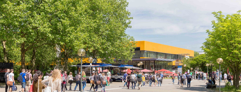 Campusleben mit Studierenden und Mensa im Hintergrund