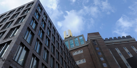 Dortmunder U Das Gebäude des Dortmunder U von unten gegen den blauen, leicht bewölkten Himmel fotografiert