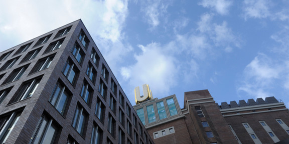 Dortmunder U Das Gebäude des Dortmunder U von unten gegen den blauen, leicht bewölkten Himmel fotografiert