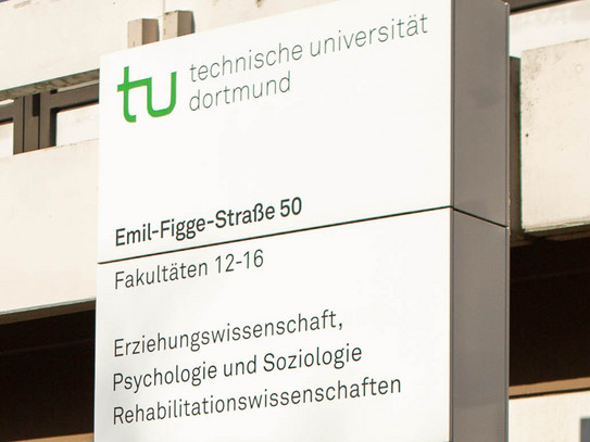 Eine Infosäule mit Hinweisen zum Gebäude EF50.