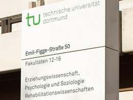 Eine Infosäule mit Hinweisen zum Gebäude EF50.