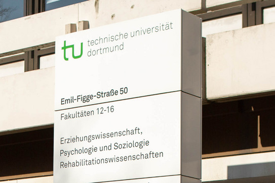 Infosäule am Campus Eine Infosäule mit Hinweisen zum Gebäude EF50.