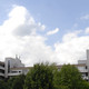 Emil-Figge-Straße 50 mit Wolken und grünen Bäumen im Hintergrund 