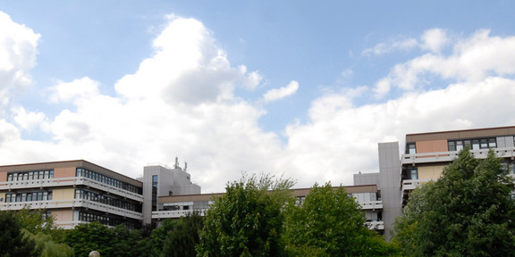 Emil-Figge-Straße 50 Emil-Figge-Straße 50 mit Wolken und grünen Bäumen im Hintergrund