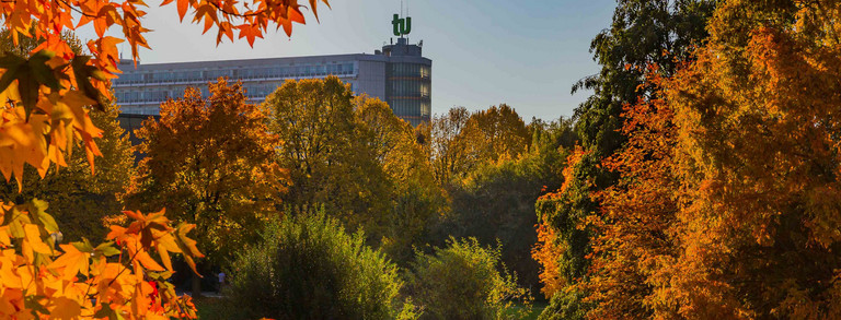 Das Gebäude der mathematischen Fakultät mit Bäumen in herbstlichen Farben.