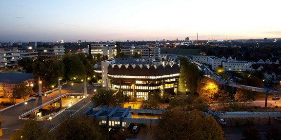 Bibliothek und Mensabrücke bei Nacht Bibliothek und Mensabrücke bei Nacht hell beleuchtet